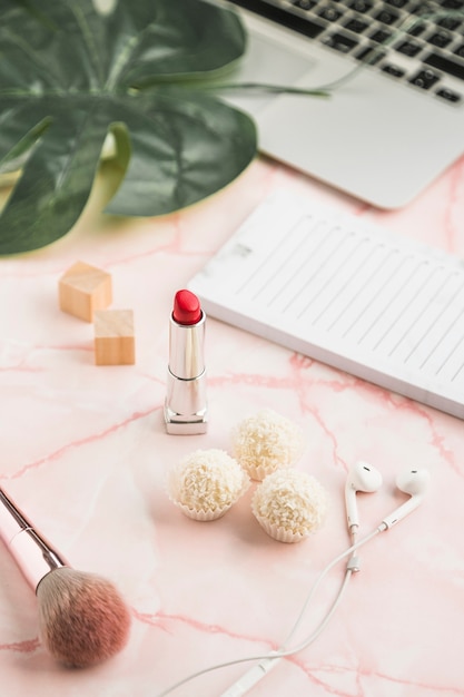 Bureau avec un rouge à lèvres