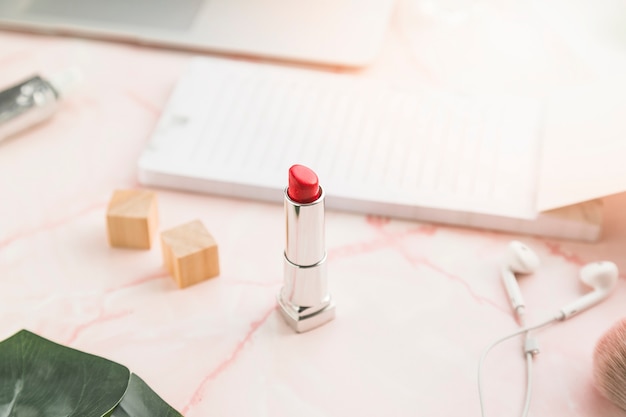 Bureau avec un rouge à lèvres