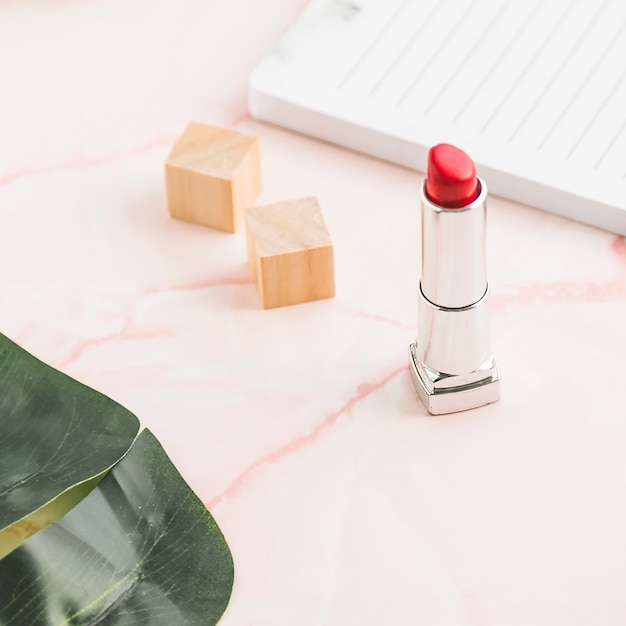 Bureau avec un rouge à lèvres