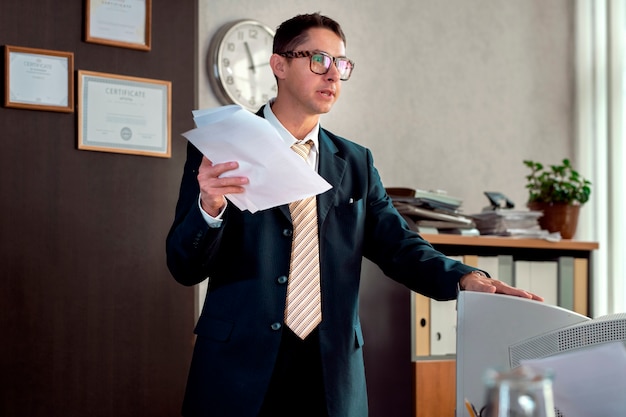 Photo gratuite bureau de style vintage des années 90 avec une personne travaillant à un bureau