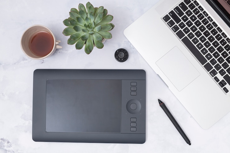 Photo gratuit bureau avec une tablette graphique