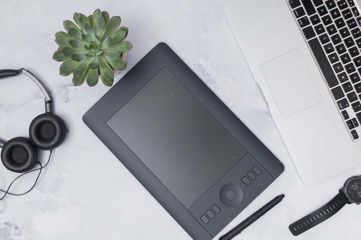 Photo gratuit bureau avec une tablette graphique