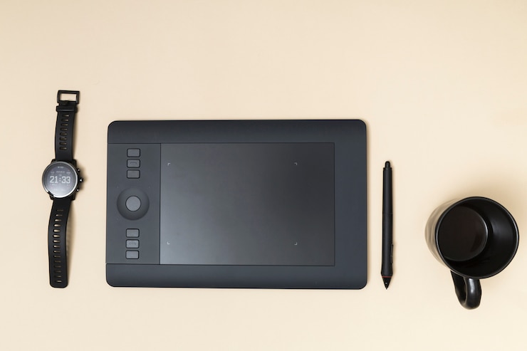 Photo gratuit bureau avec une tablette graphique