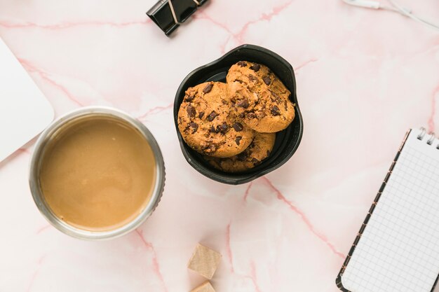 Bureau avec une tasse de café et des biscuits