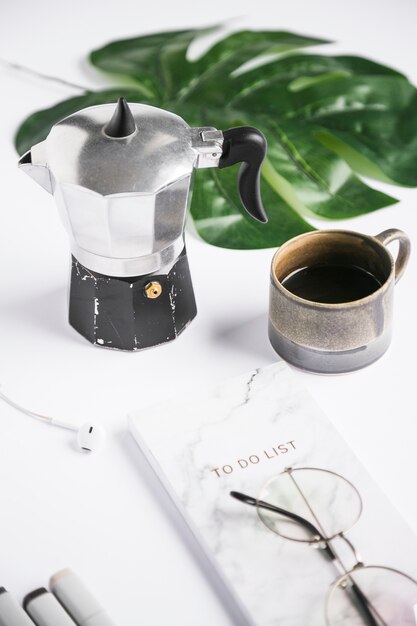 Bureau avec une tasse de café