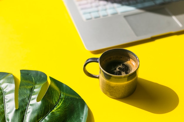 Bureau avec une tasse de café