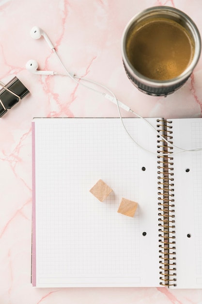 Photo gratuite bureau avec une tasse de café