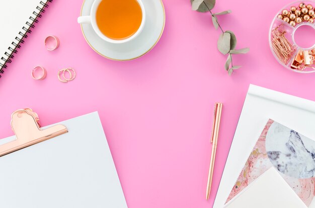 Bureau avec une tasse de thé