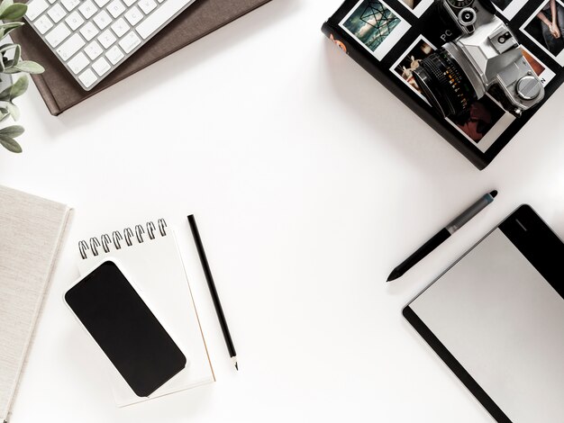 Bureau avec téléphone portable