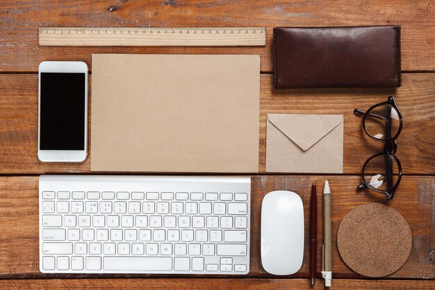 bureau de travail avec accessoires