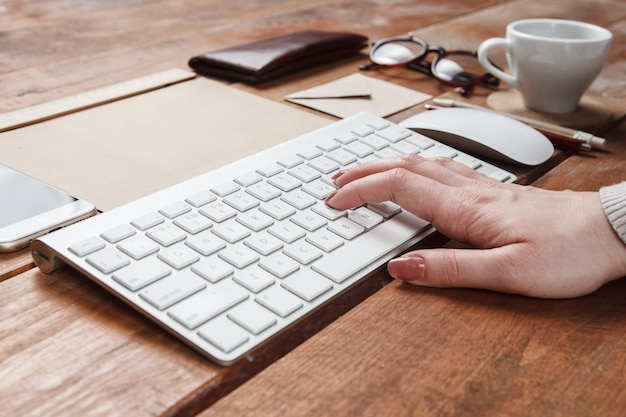 bureau de travail avec accessoires