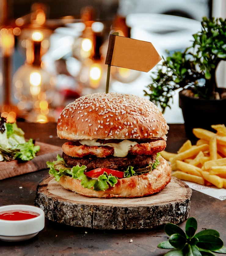 Photo gratuit burger au poulet avec frites sur la table