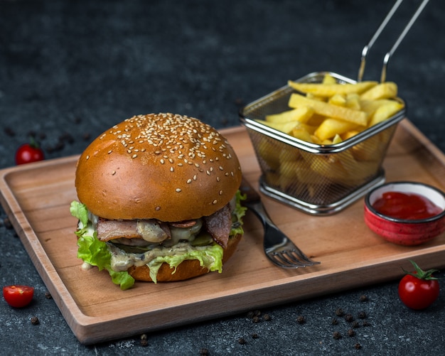 Photo gratuite burger au poulet avec keetchup et frites.