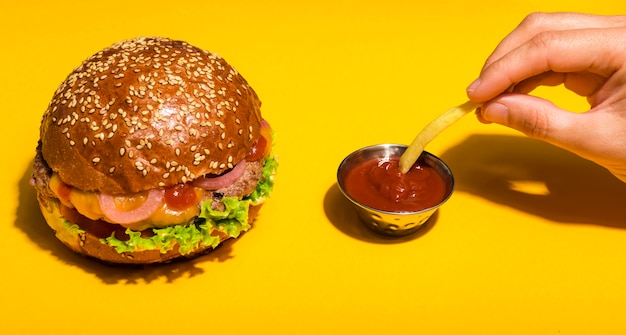 Photo gratuite burger de bœuf classique à la sauce ketchup