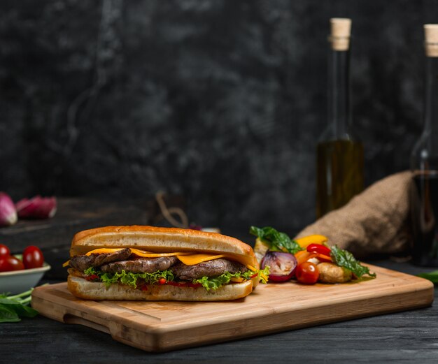 Burger Cotlet aux feuilles de cheddar