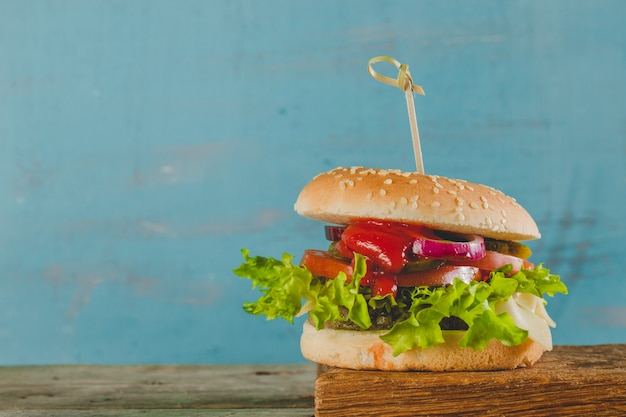 Photo gratuite burger délicieux avec de la laitue et de la tomate