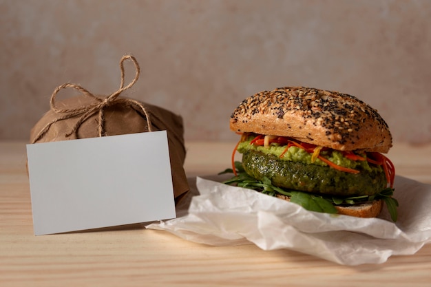 Burger de face avec emballage de livraison