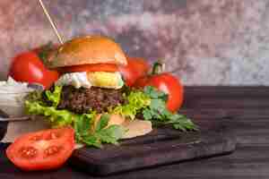 Photo gratuite burger fait maison avec de délicieuses tomates