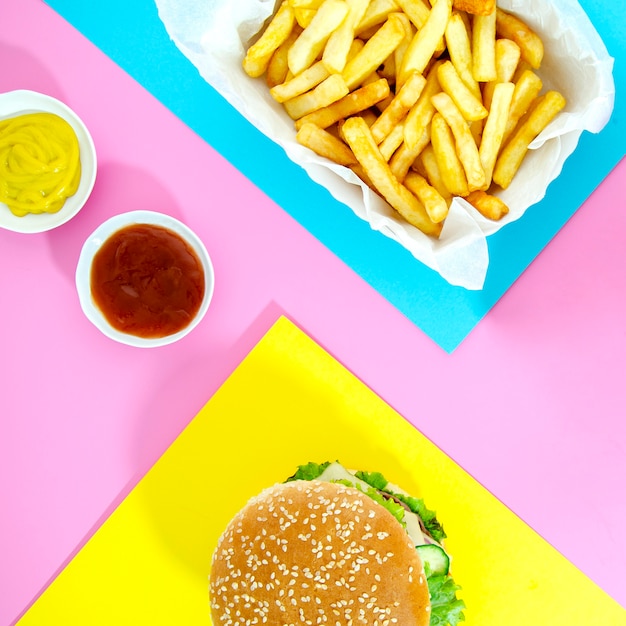 Burger avec des frites avec du ketchup et de la moutarde