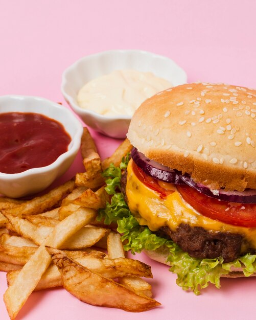 Burger avec frites et ketchup