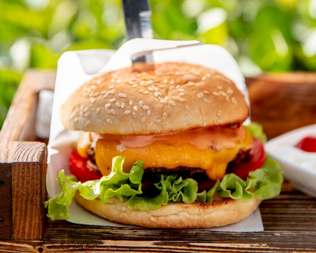 Photo gratuite burger avec laitue tomates et fromage