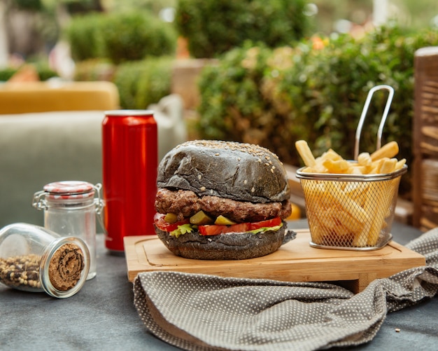 Burger noir avec frites et cola