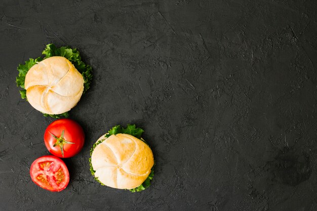 Burger à plat sur ardoise avec fond