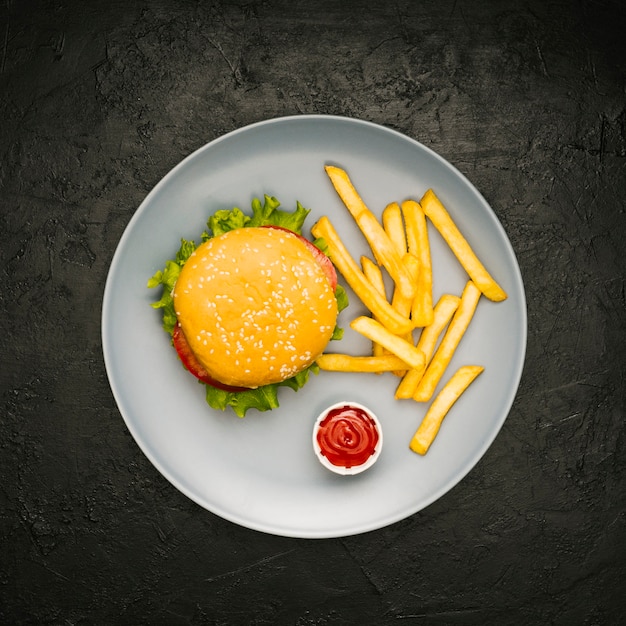 Photo gratuite burger plat et frites sur assiette