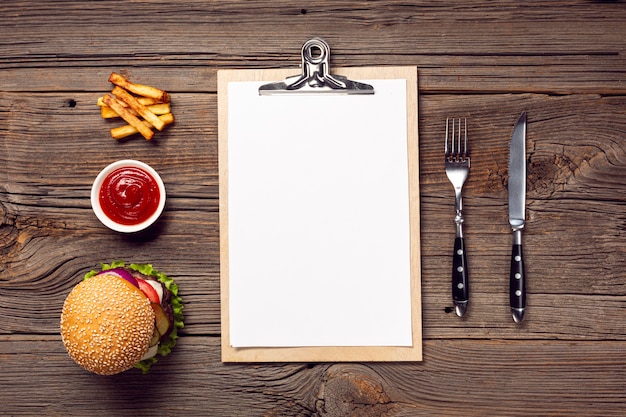 Burger à plat avec presse-papiers de maquette