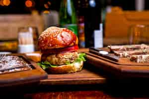 Photo gratuite burger de poulet sur la planche de bois vue latérale