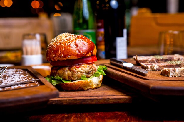 Burger de poulet sur la planche de bois vue latérale