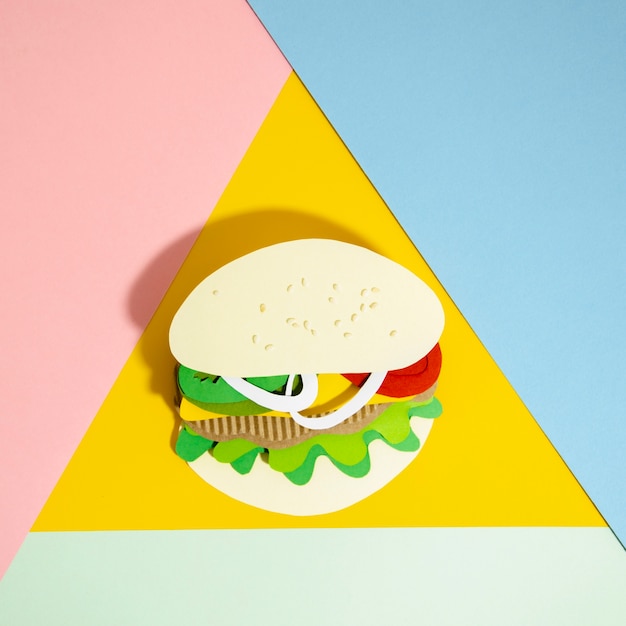 Photo gratuite burger réplique sur fond coloré