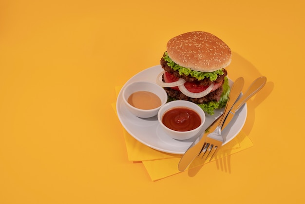 Photo gratuite burger et sauce délicieux à angle élevé