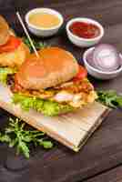 Photo gratuite burger savoureux avec oignons et sauces