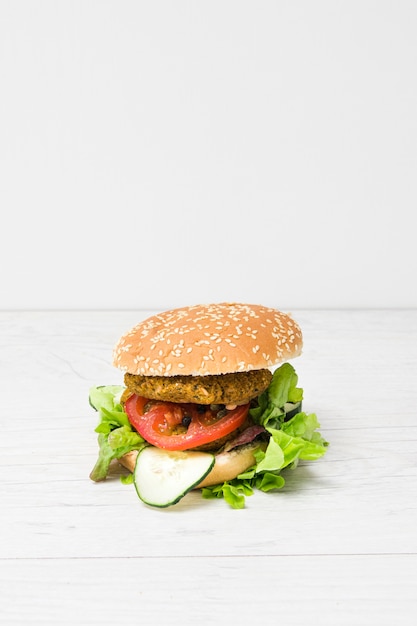 Burger végétalien vue de face avec espace de copie