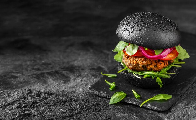 Burger végétarien à angle élevé sur une planche à découper avec copie-espace