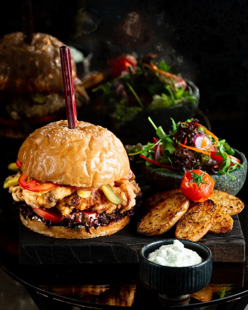 Burger de viande délicieux sur la planche de bois