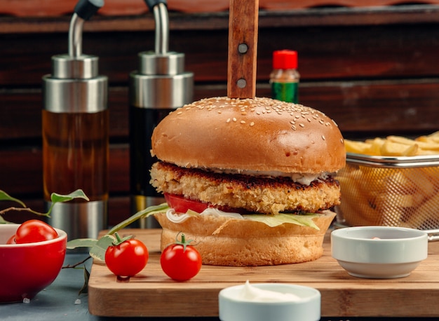 burger de viande avec laitue, tomate et sauce