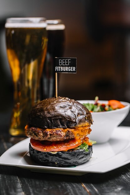 Burger de viande noire, laitue tomate, fromage cheddar, vue latérale