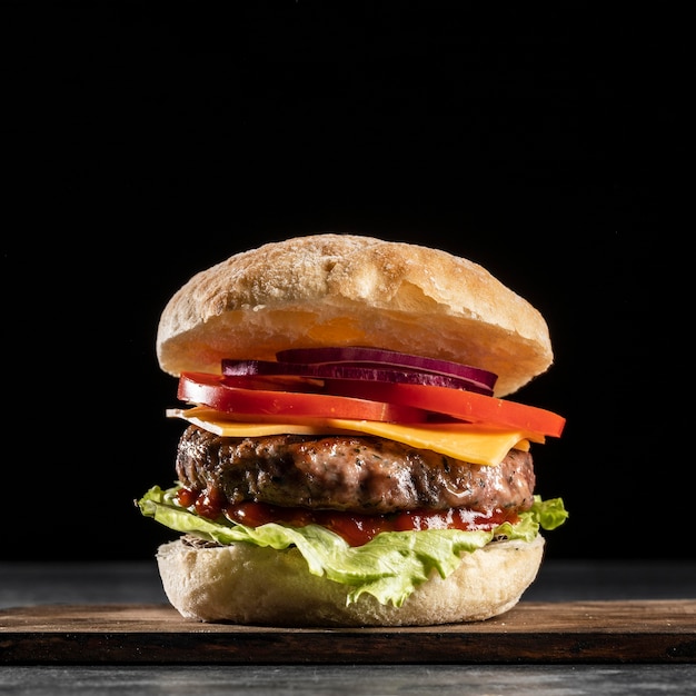 Burger vue de face avec des légumes et de la viande