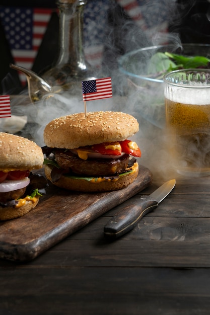 Photo gratuite burgers avec arrangement de drapeaux usa