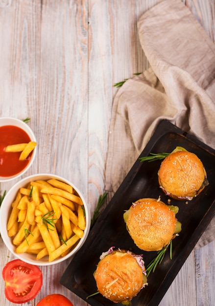 Photo gratuite burgers de bœuf vue de dessus avec frites et sauce