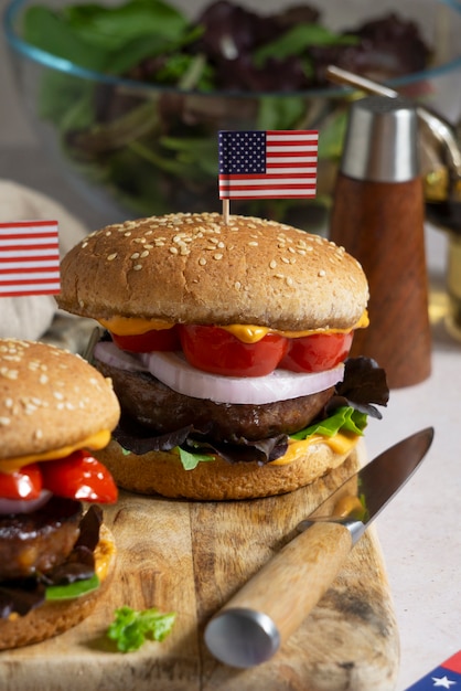 Burgers avec drapeau usa sur assortiment de planches de bois