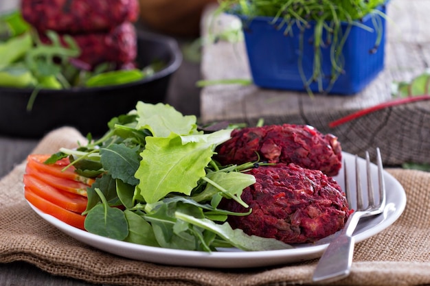 Burgers végétaliens à la betterave et aux haricots rouges