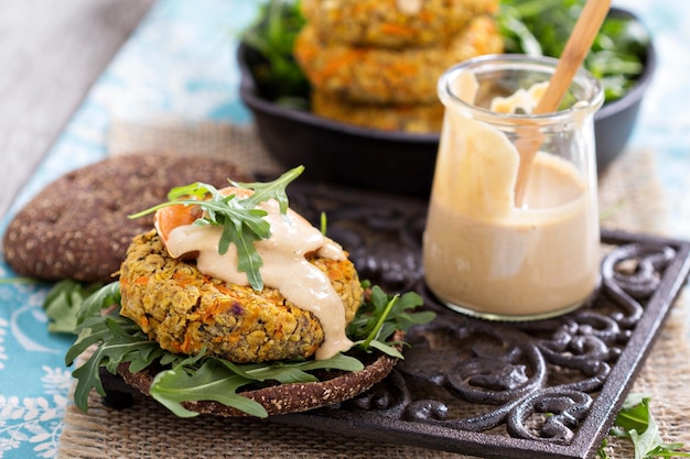 Burgers Végétaliens à La Patate Douce Et Aux Pois Chiches