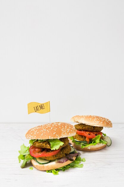 Burgers végétaliens vue de face avec espace de copie