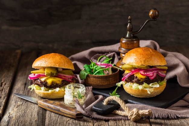 Burgers vue de face avec cornichons