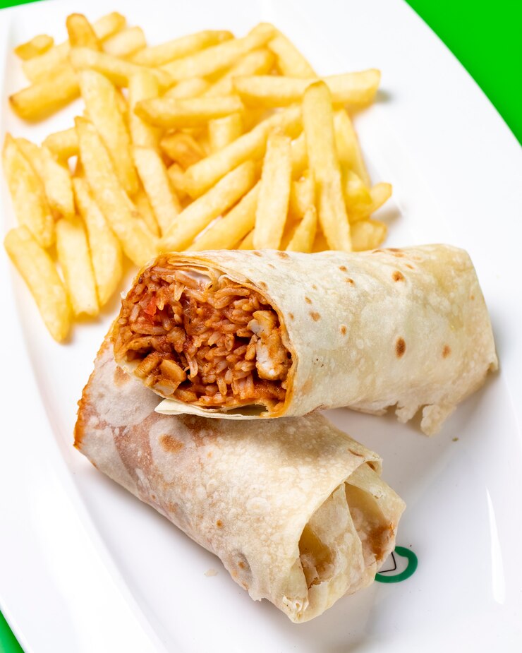 Photo gratuit burrito de riz à la tomate et au poulet servi avec des frites