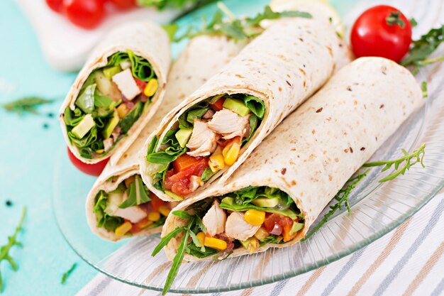 Burritos enrobé de poulet et de légumes. Burrito au poulet, cuisine mexicaine.