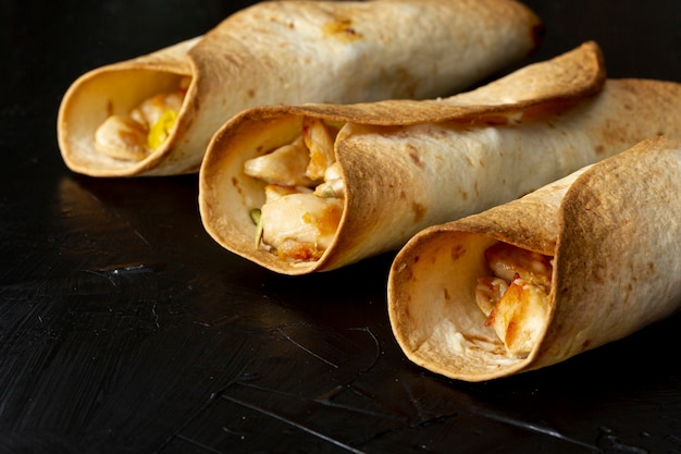 Burritos frais au poulet frit